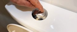 Comment réparer facilement un bouton de réservoir de toilettes coincé