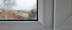 هل تتعرق نوافذك البلاستيكية ولا توجد حرارة؟ هناك حل واحد بسيط