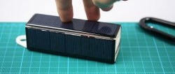 Zusammenbau einer Miniatur-Touristen-Powerbank auf Solarpaneelen