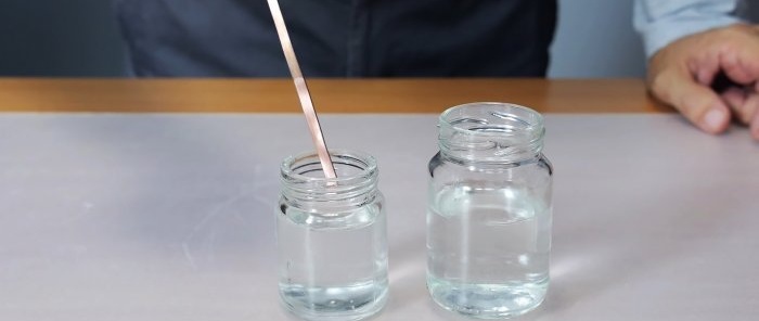 Een chemische manier om koper snel schoon te maken met wat je in de keuken hebt