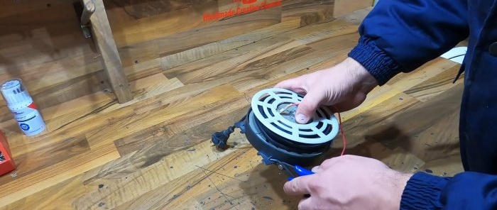Πώς να φτιάξετε ένα αυτοτυλιγμένο καλώδιο προέκτασης από μια παλιά ηλεκτρική σκούπα