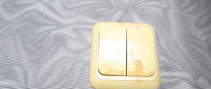 Slik fjerner du enkelt gule flekker fra plast ved hjelp av et billig farmasøytisk produkt
