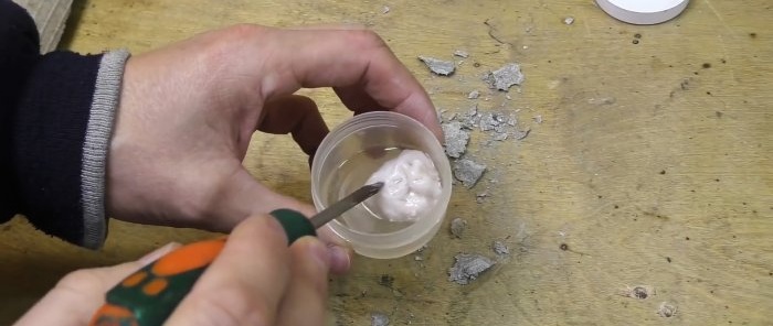 Kako popraviti rupe u škriljevcu koristeći improvizirana sredstva bez demontaže