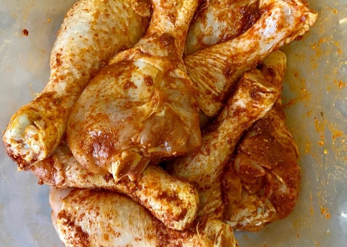 Comment faire cuire des cuisses de poulet sur une grille au four avec des pommes de terre