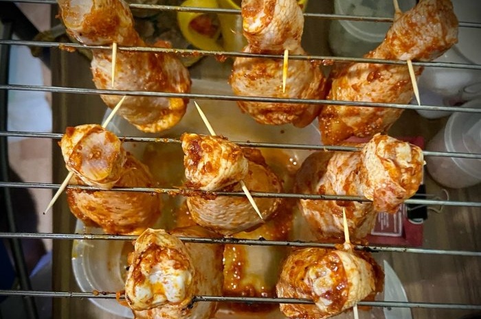 Cómo cocinar muslos de pollo sobre una rejilla en el horno con patatas