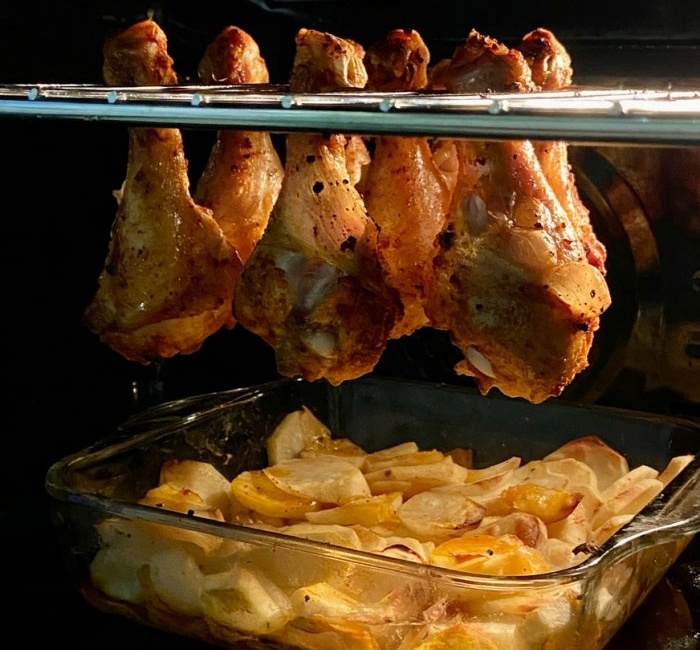 Jak vařit kuřecí stehýnka na mřížce v troubě s bramborami