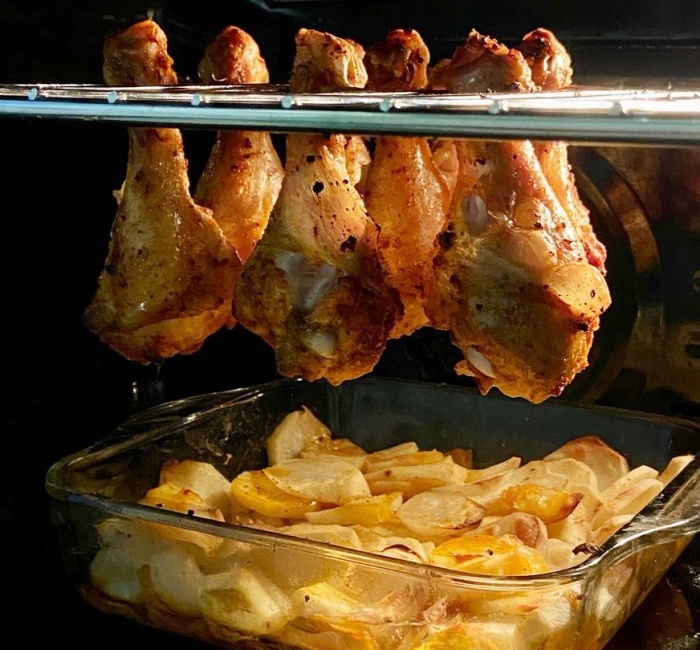 Wie man Hähnchenschenkel auf einem Rost im Ofen mit Kartoffeln gart