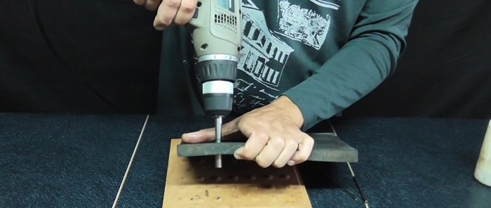 Kako jednostavno napraviti ravnu rupu u debeloj gumi bez svrdla ili probijača