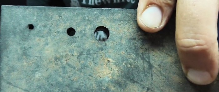 Come realizzare facilmente un foro dritto nella gomma spessa senza trapano o punzoni