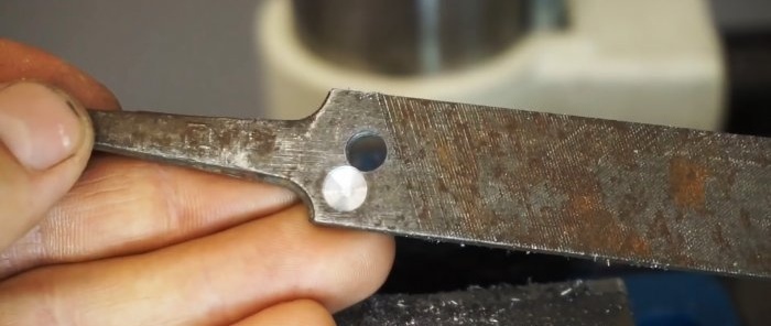 Como perfurar um rolamento ou aço ferramenta com uma broca barata