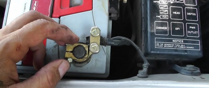 Hvordan sjekke for strømlekkasje i en bil og finne kilden