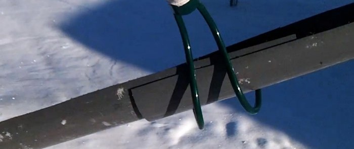 So bauen Sie einen leichten Rechen für die schnelle Schneeräumung