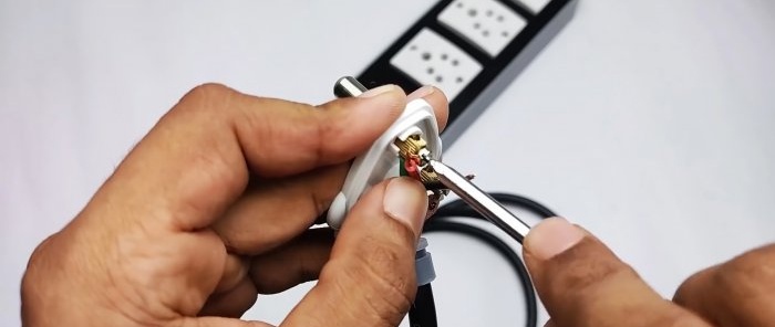 Как да направите надежден електрически удължител от PVC тръба