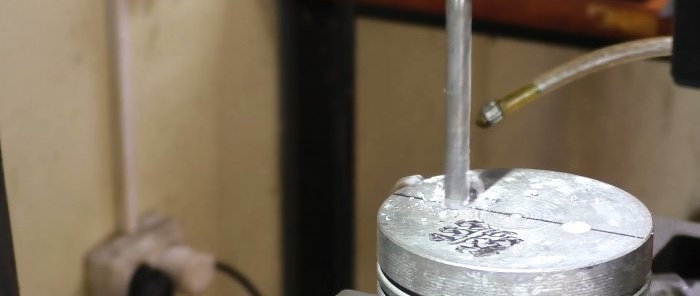 Hoe je een apparaat maakt voor het snijden van pijpzadels uit sloopauto's