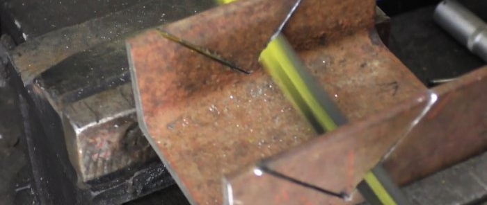Hurda arabalardan boru eyerlerini kesmek için bir cihaz nasıl yapılır