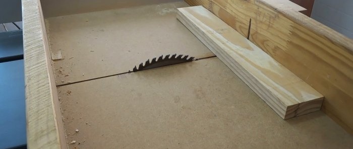 Com fer un suport de paret de TV de fusta senzill