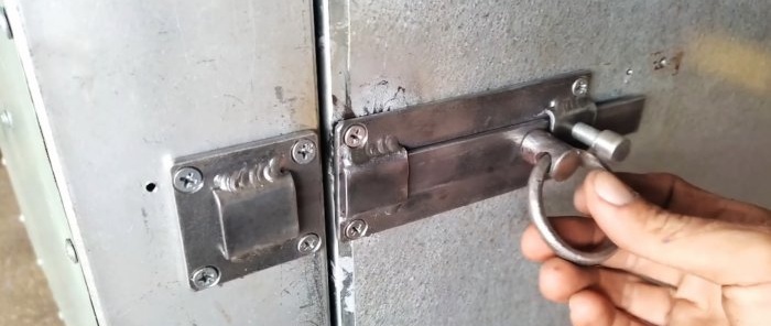 Πώς να φτιάξετε ένα απλό και αξιόπιστο μάνδαλο πόρτας από μέταλλο που έχει απομείνει