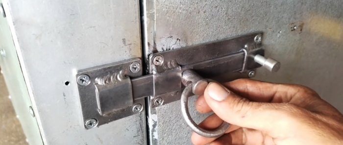 Πώς να φτιάξετε ένα απλό και αξιόπιστο μάνδαλο πόρτας από μέταλλο που έχει απομείνει