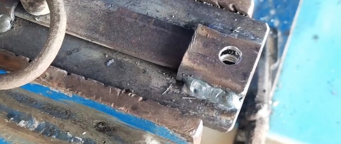 Kako napraviti jednostavan i pouzdan zasun za vrata od ostataka metala