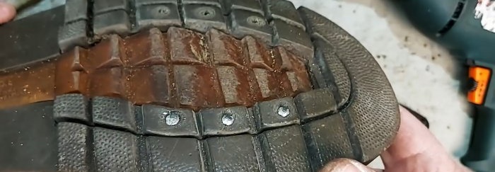 Sådan laver du skoknopper ved hjælp af pigge fra et gammelt bildæk