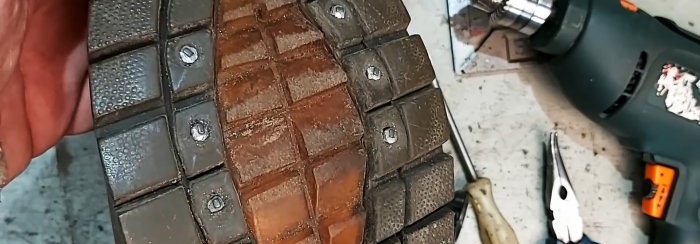 Cách làm đinh tán giày bằng đinh tán từ lốp ô tô cũ