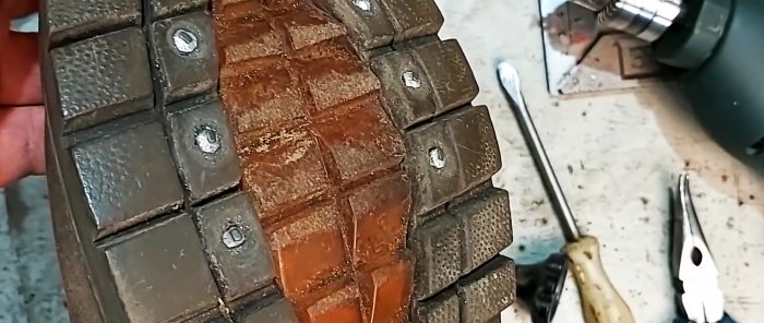 Как да направите шпилки за обувки с шипове от стара автомобилна гума