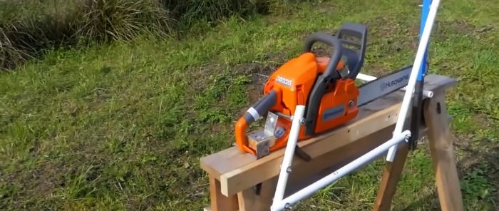 Come realizzare una macchina basata su una motosega per segare rapidamente tavole o rami per legna da ardere