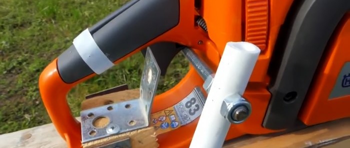 Como fazer uma máquina à base de motosserra para serrar rapidamente tábuas ou galhos para lenha