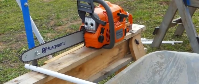 Hoe je een op een kettingzaag gebaseerde machine maakt voor het snel zagen van planken of takken voor brandhout