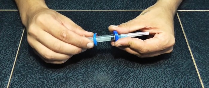 Comment fabriquer une lampe de poche éternelle sans piles à partir d'une seringue