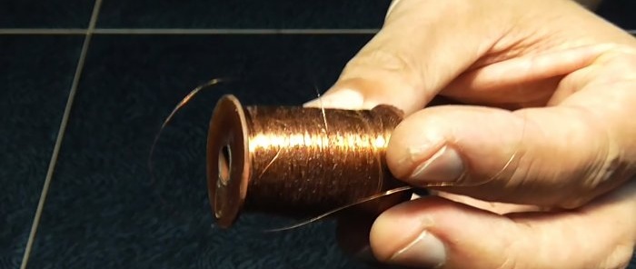 Jak vyrobit věčnou baterku bez baterií ze stříkačky