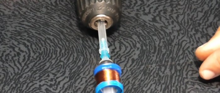 Wie man aus einer Spritze eine ewige Taschenlampe ohne Batterien herstellt