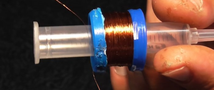 Како направити вечну батеријску лампу без батерија из шприца