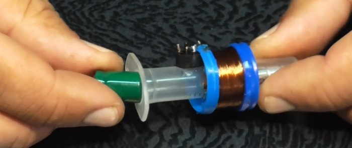 Hoe maak je een eeuwige zaklamp zonder batterijen uit een injectiespuit
