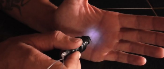 Hvordan lage en evig lommelykt uten batterier fra en sprøyte