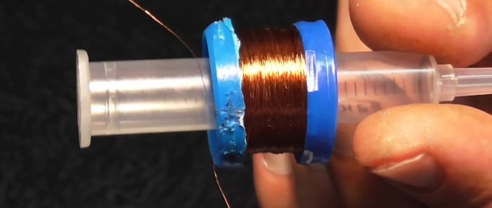 Cum să faci o lanternă eternă fără baterii dintr-o seringă