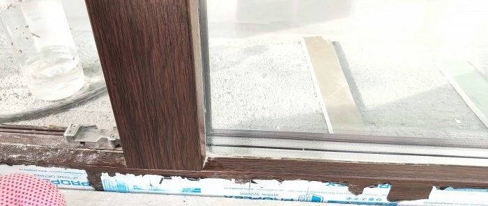 Hoe oude folie van een plastic raam te verwijderen