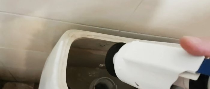 Hvordan fikse en toalettlekkasje på et par minutter