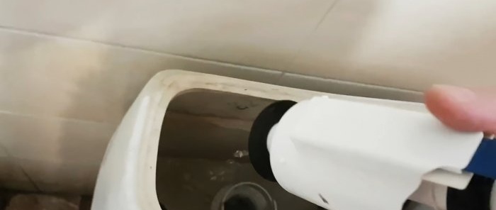 How to fix a toilet leak in a couple of minutes