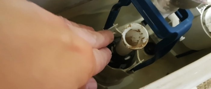 How to fix a toilet leak in a couple of minutes