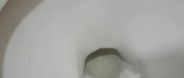 How to fix a toilet leak in a couple of minutes