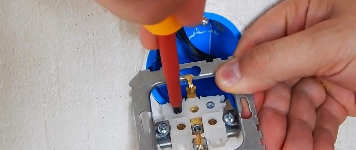 Hoe u een stopcontactdoos vervangt en veilig bevestigt