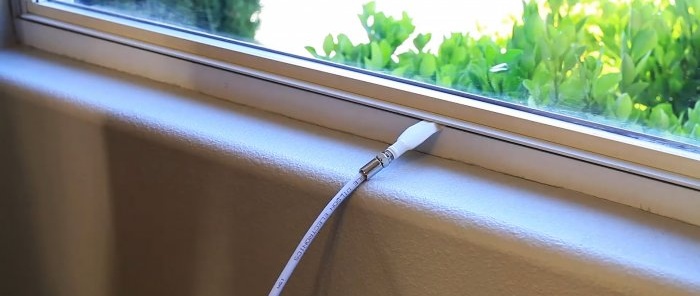 Како провући ТВ кабл са улице кроз прозор без бушења