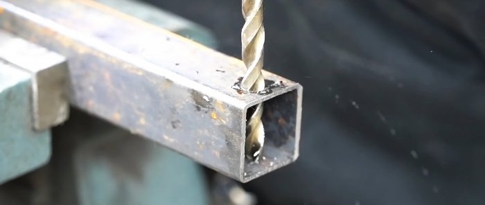 Reliable dismountable connection of a profile pipe at right angles without welding