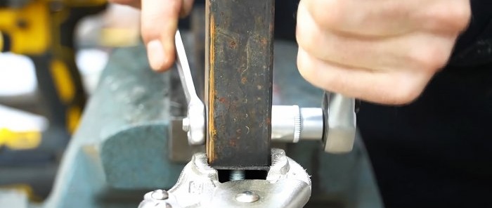 Uzticams demontējams profila caurules savienojums taisnā leņķī bez metināšanas