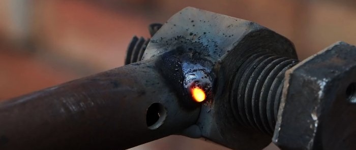 Une machine simple pour fabriquer des attaches de vos propres mains