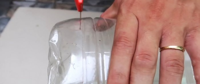 Eine Methode zum Anbau von Tomaten aus Samen in hängenden PET-Flaschen. Auch für Wohnungen und Balkone geeignet.