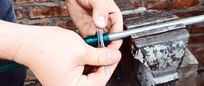 Maginhawang clamp na ginawa mula sa profile pipe trim