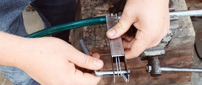 Maginhawang clamp na ginawa mula sa profile pipe trim