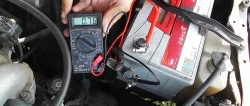 Како проверити цурење струје у аутомобилу и пронаћи његов извор